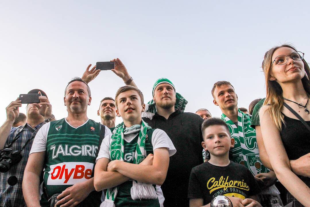 Kauno „Žalgiris“ švenčia su aistruoliais