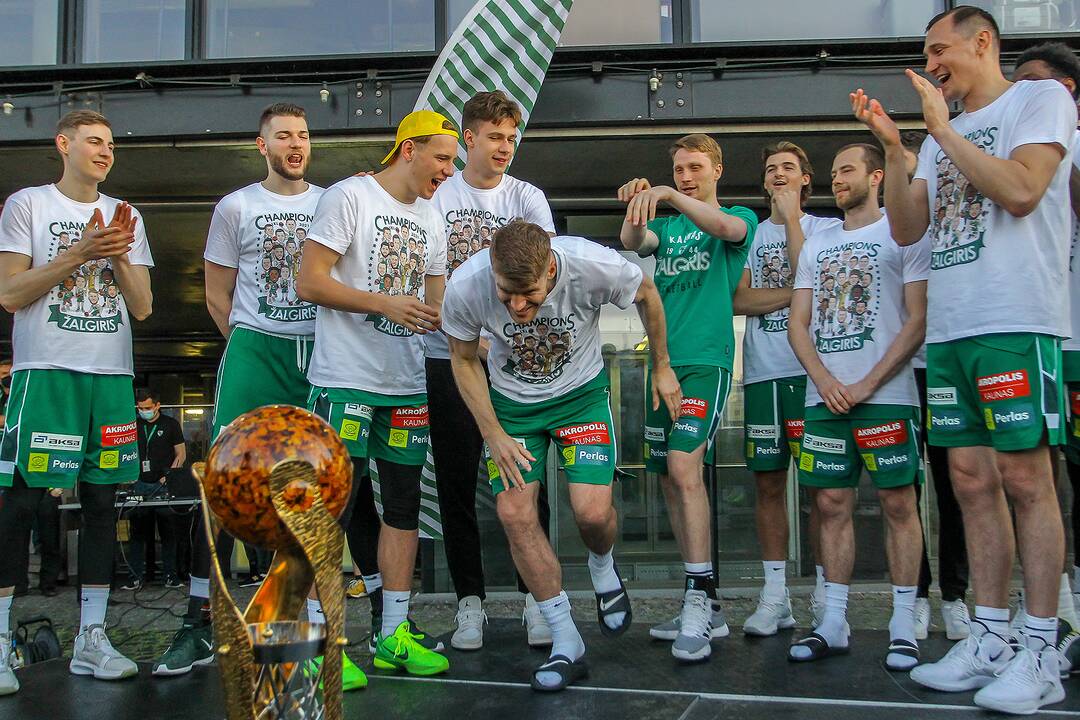 Kauno „Žalgiris“ švenčia su aistruoliais