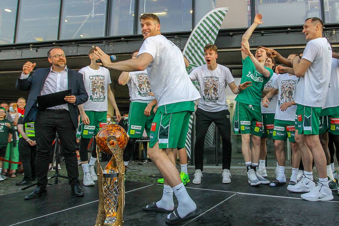 Kauno „Žalgiris“ švenčia su aistruoliais