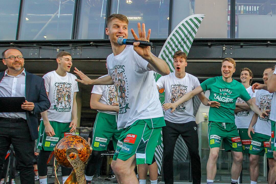 Kauno „Žalgiris“ švenčia su aistruoliais
