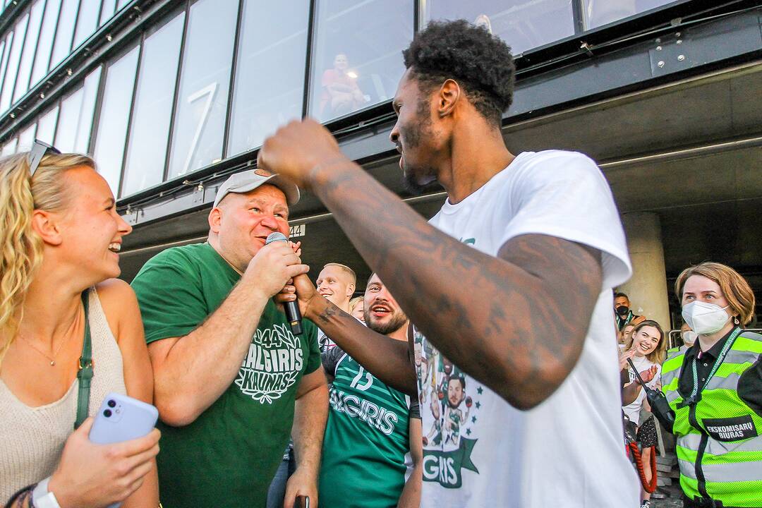 Kauno „Žalgiris“ švenčia su aistruoliais