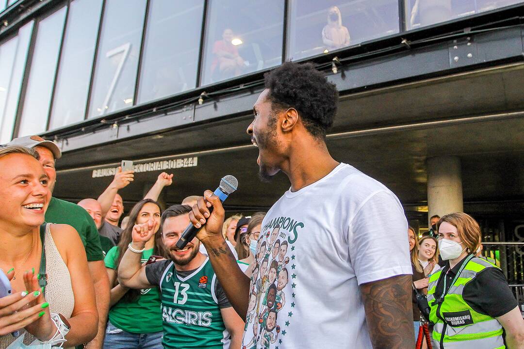Kauno „Žalgiris“ švenčia su aistruoliais