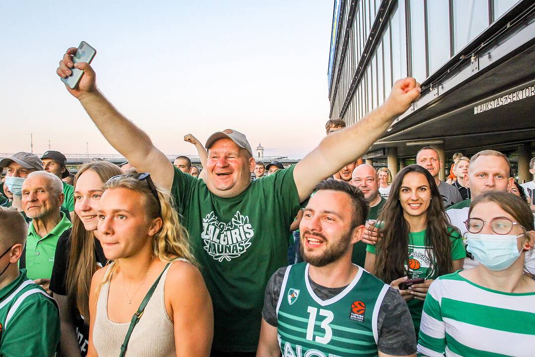 Kauno „Žalgiris“ švenčia su aistruoliais