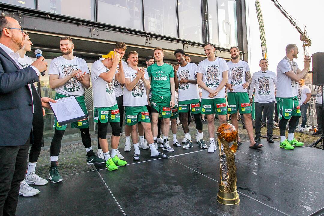 Kauno „Žalgiris“ švenčia su aistruoliais