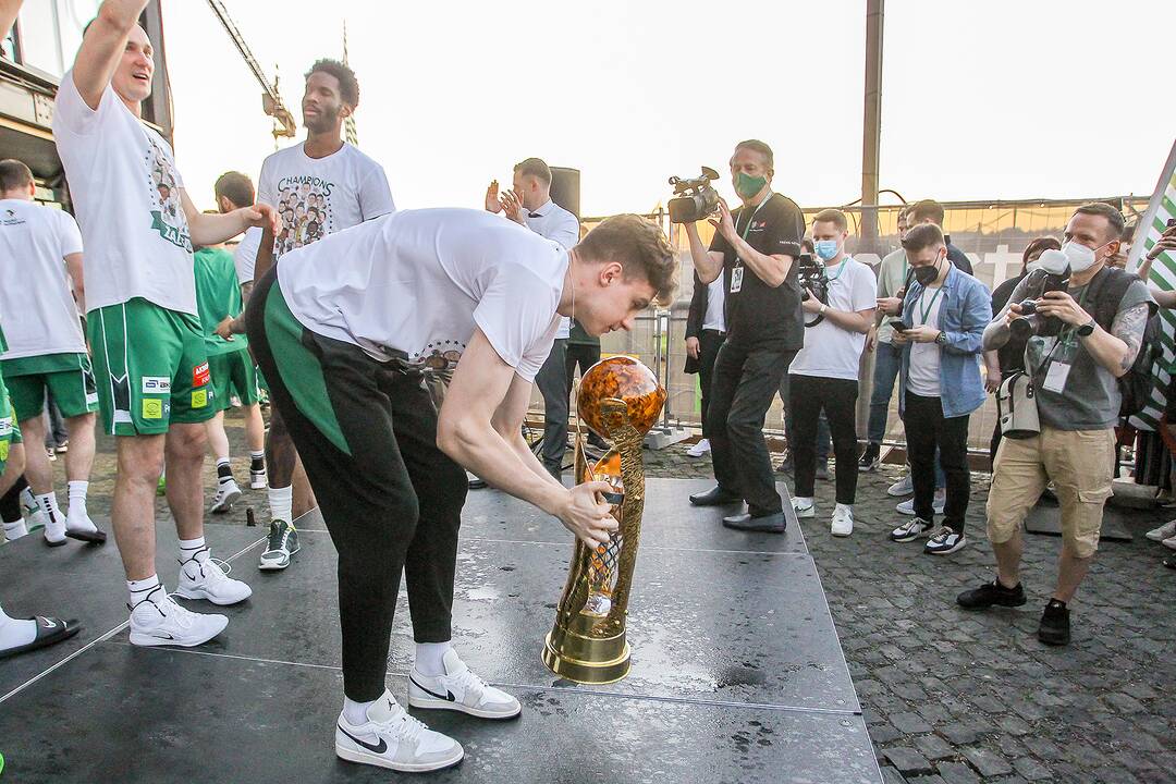 Kauno „Žalgiris“ švenčia su aistruoliais