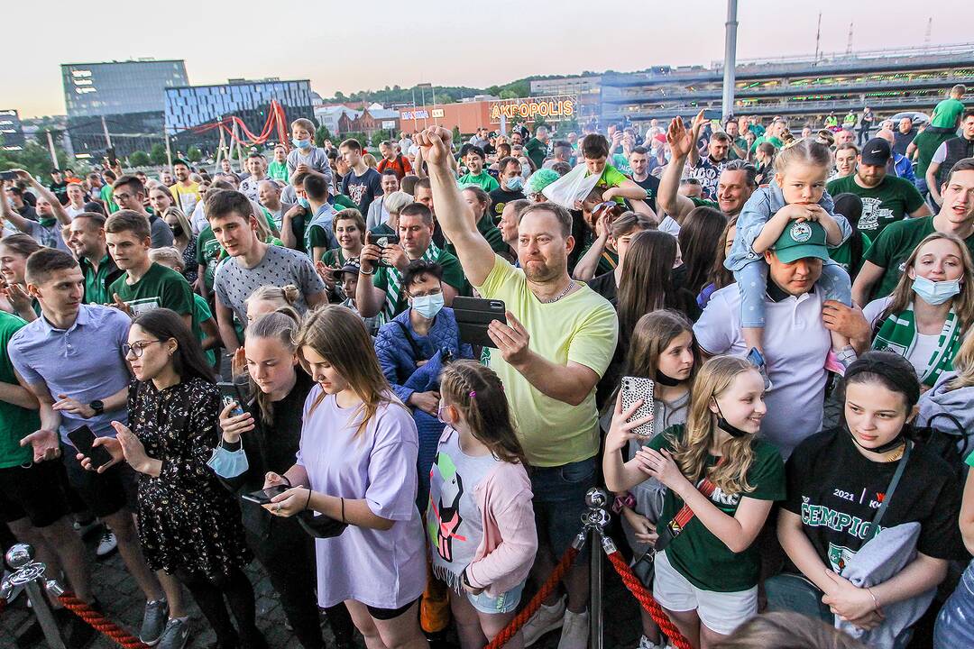 Kauno „Žalgiris“ švenčia su aistruoliais