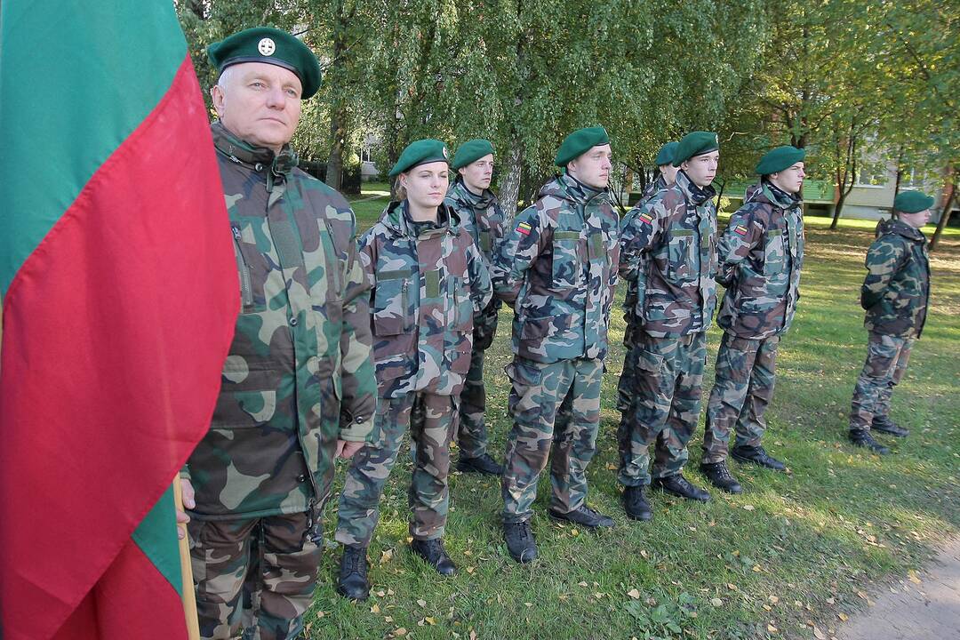 Garliavoje atidengtas suolelis-knyga, savanorių, Vyčio kryžiaus kavalierių atminimui.