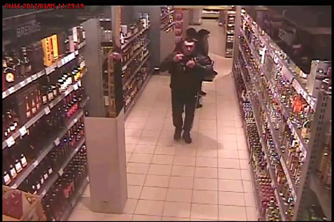 Vyras iš parduotuvės pavogė butelį akoholinio gėrimo (padėkite jį nustatyti)