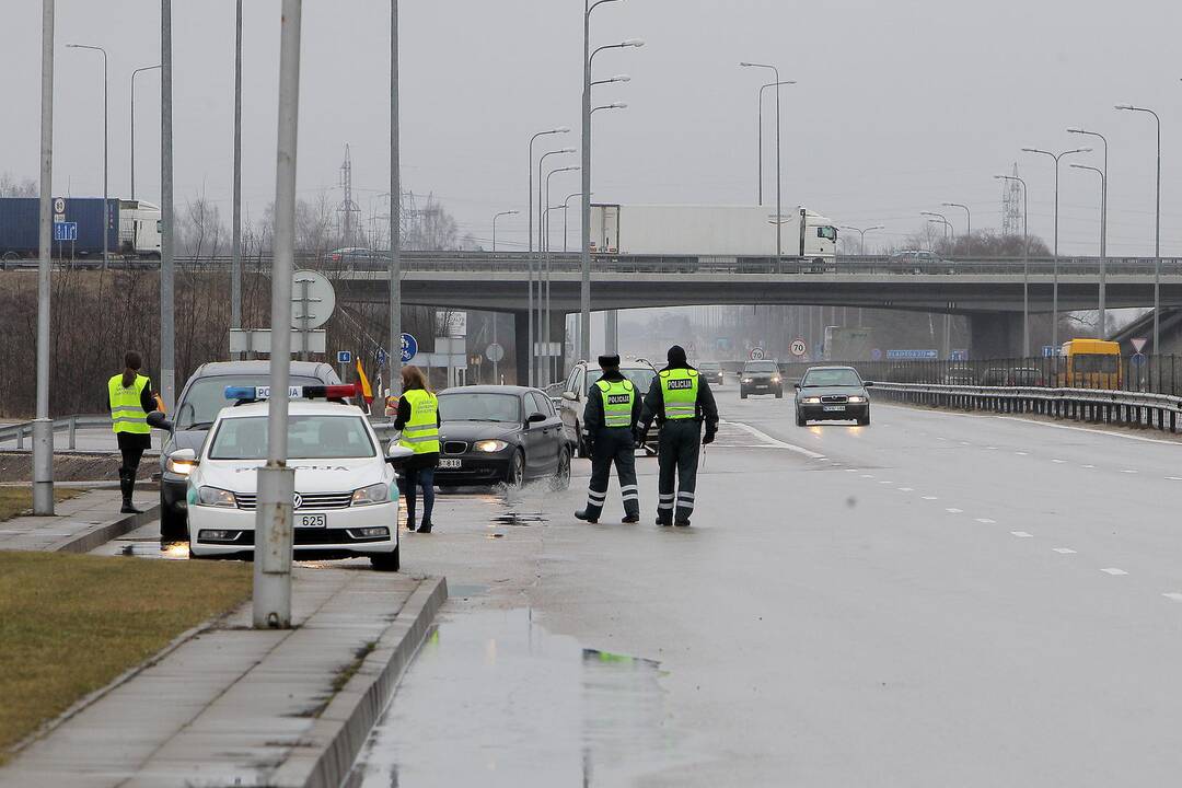 Moksleivių ir Kauno apskrities vyriausiojo policijos komisariato akcija „Su Kovo 11–ąja“.