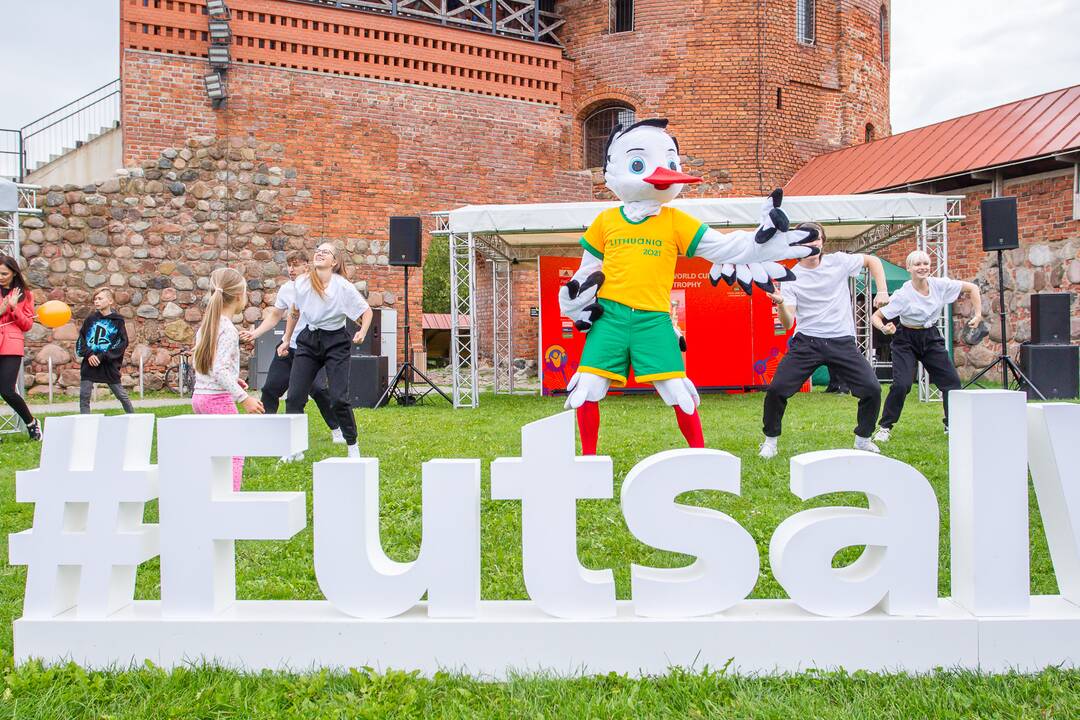 Futsalo PČ trofėjaus pristatymas Kaune
