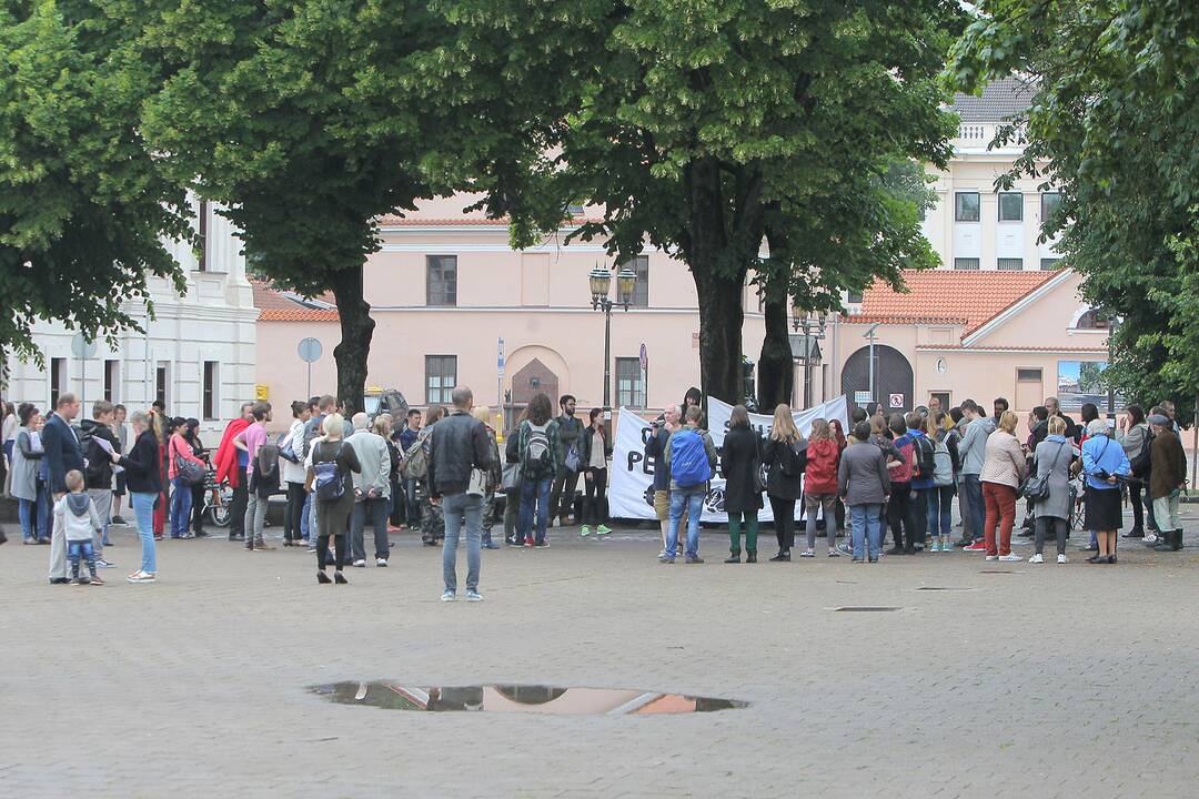 Protestivalio dalyviai okupuoja Miesto sodą