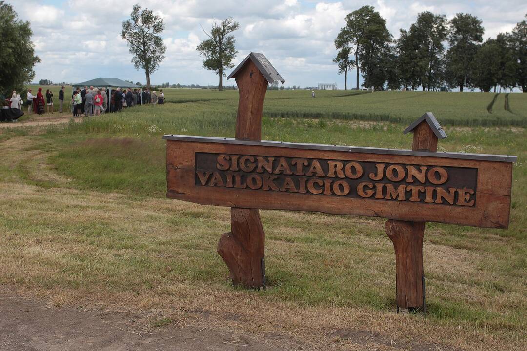 Atidengtas paminklas Jonui Vailokaičiui