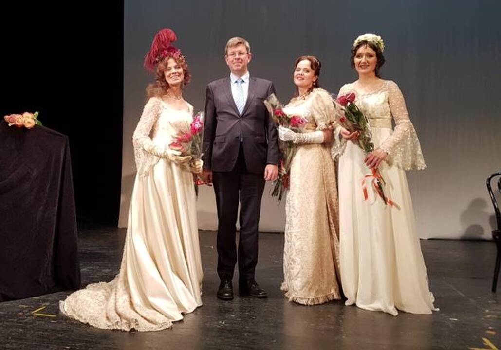 Aktorė V.Kochanskytė, Lietuvos ambasadorius Ukrainoje M.Janukonis, dainininkė G.Zeicaitė, pianistė Š.Čepliauskaitė Kalėdų šventės vakarą Kijevo teatre.