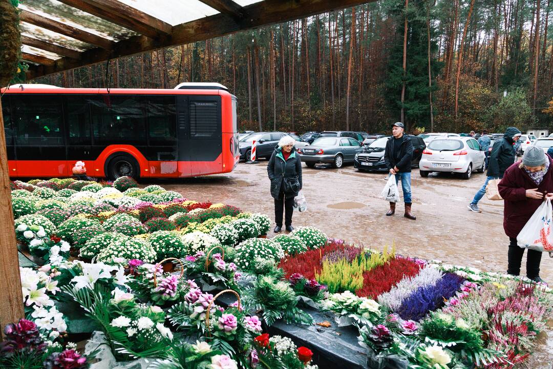 Kauniečiai plūsta į Karmėlavos kapines