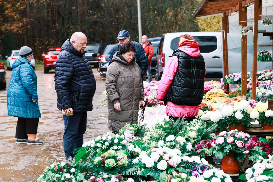 Kauniečiai plūsta į Karmėlavos kapines