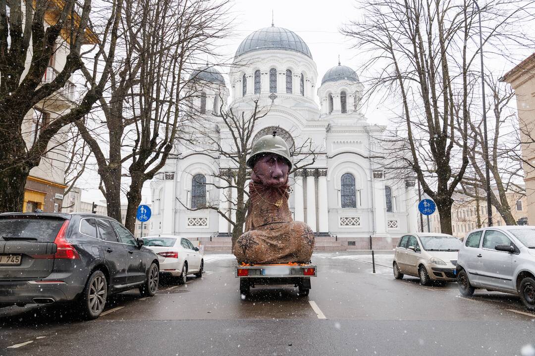 Po Kauną vežiojama skulptūra „Chuilo“