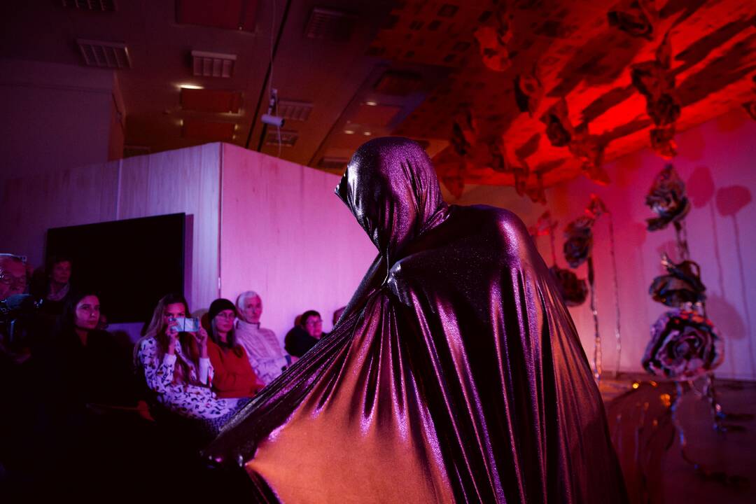 „Auros“ performansas A. Wiegel parodoje