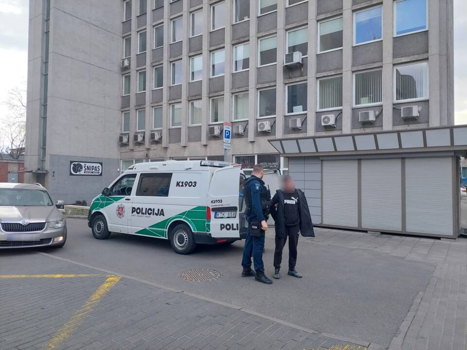 Praeiviai stebėjo neįprastą situaciją prie viešbučio: pareigūnų dėmesį patraukė pora