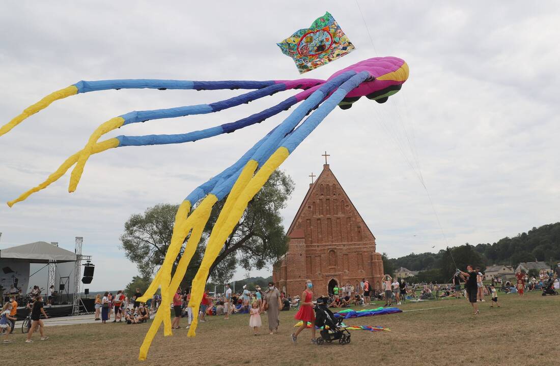 Zapyškio aitvarų festivalis „Tarp dangaus ir žemės“