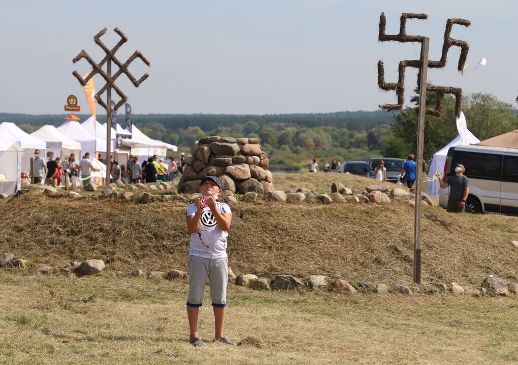 Zapyškio aitvarų festivalis „Tarp dangaus ir žemės“