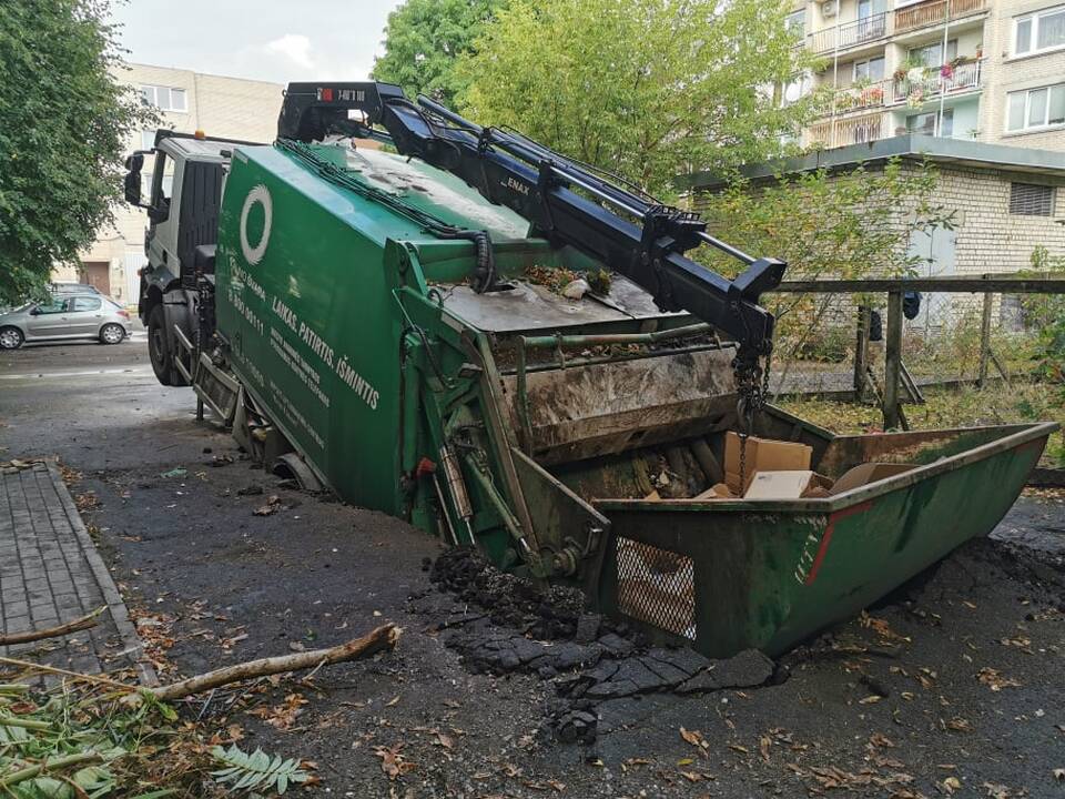 Kauno centre įlūžus asfaltui į duobę įkrito šiukšliavežis