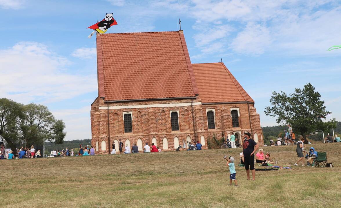 Zapyškio aitvarų festivalis „Tarp dangaus ir žemės“