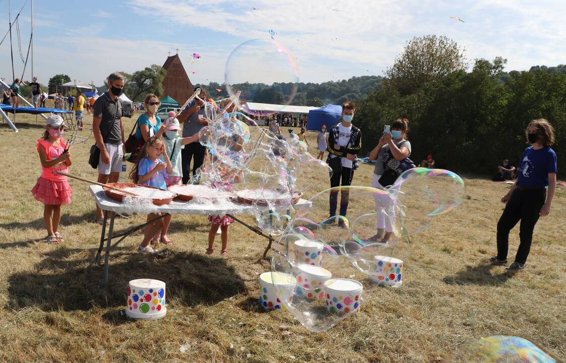Zapyškio aitvarų festivalis „Tarp dangaus ir žemės“