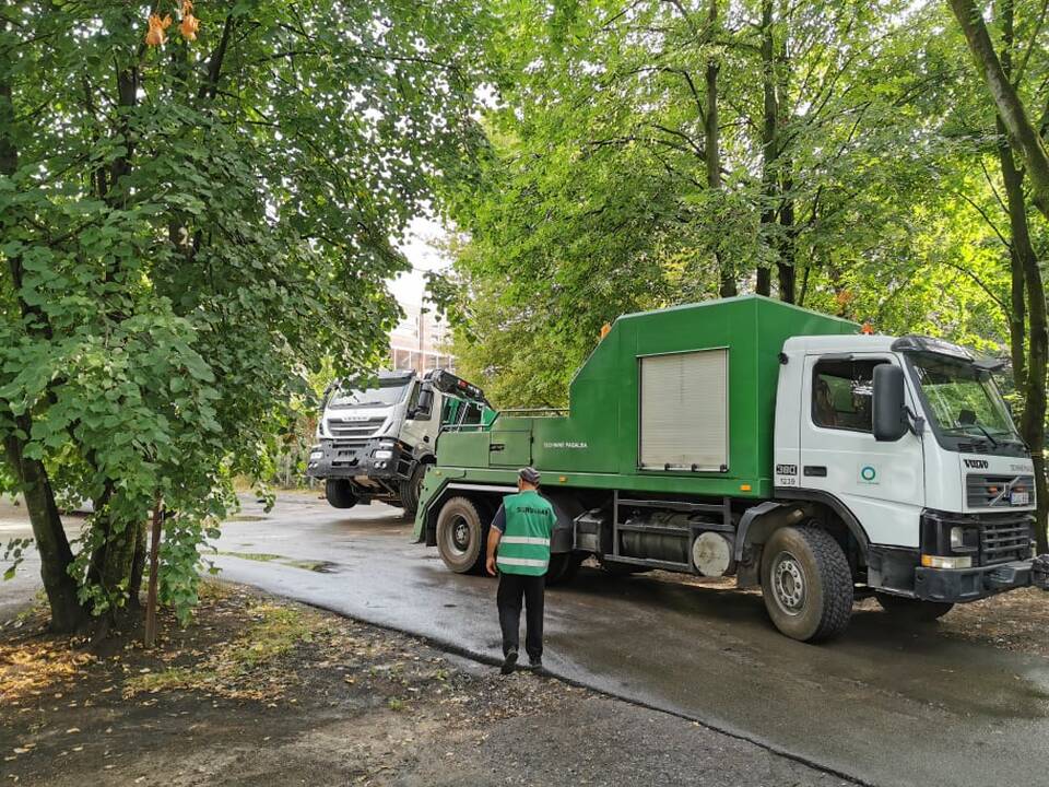 Kauno centre įlūžus asfaltui į duobę įkrito šiukšliavežis