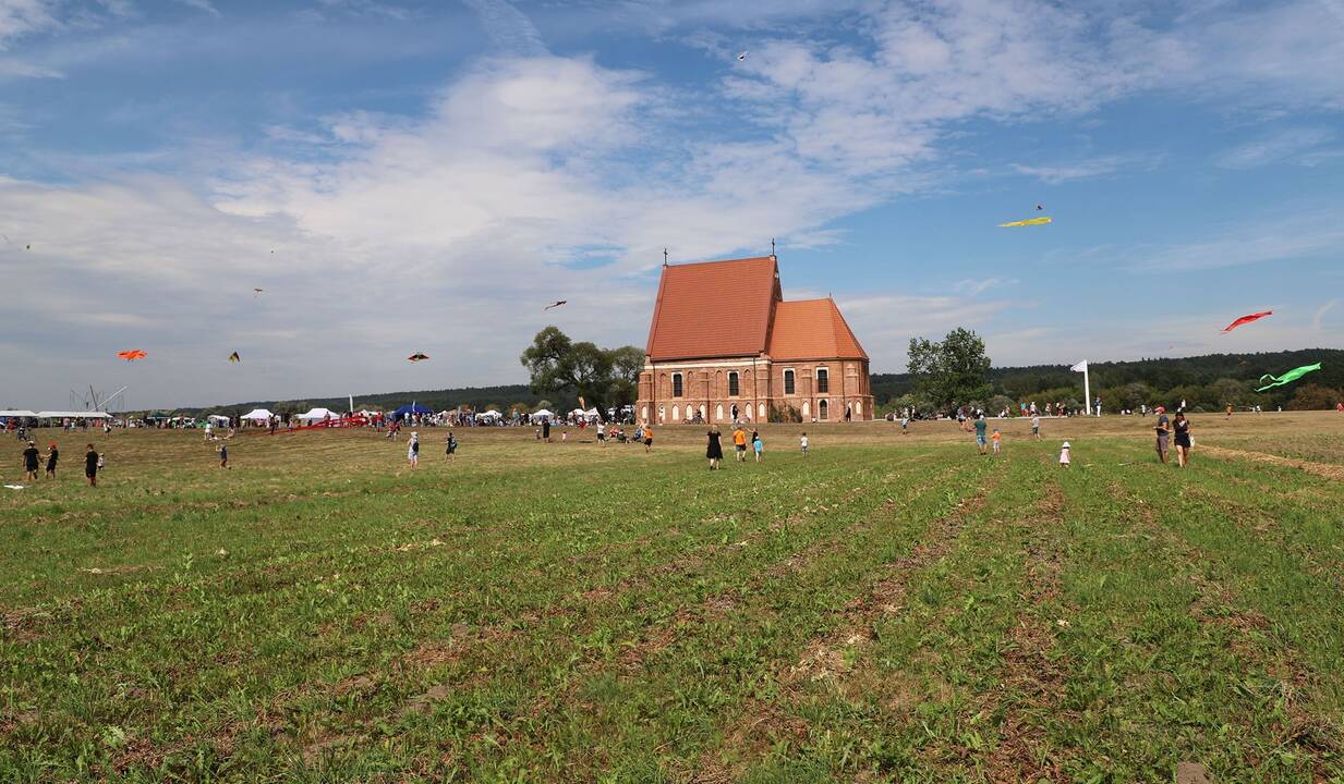 Zapyškio aitvarų festivalis „Tarp dangaus ir žemės“