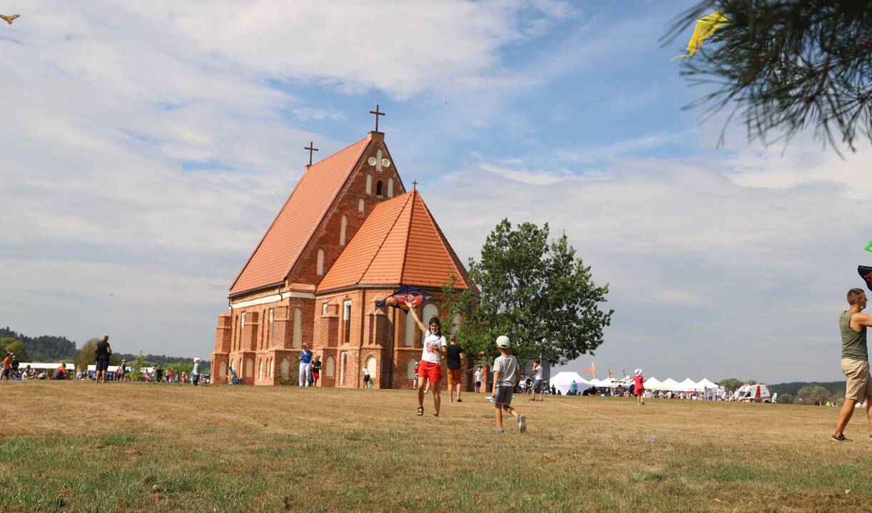Zapyškio aitvarų festivalis „Tarp dangaus ir žemės“