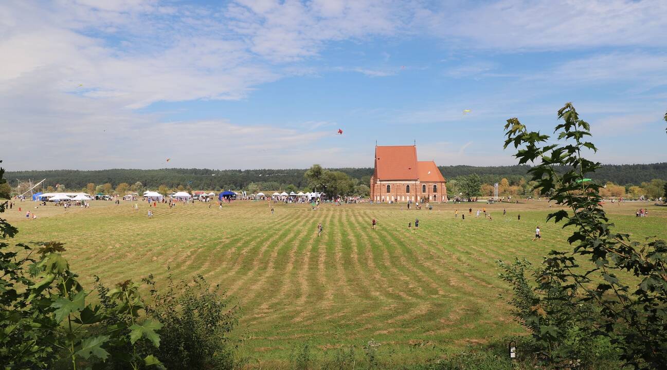 Zapyškio aitvarų festivalis „Tarp dangaus ir žemės“