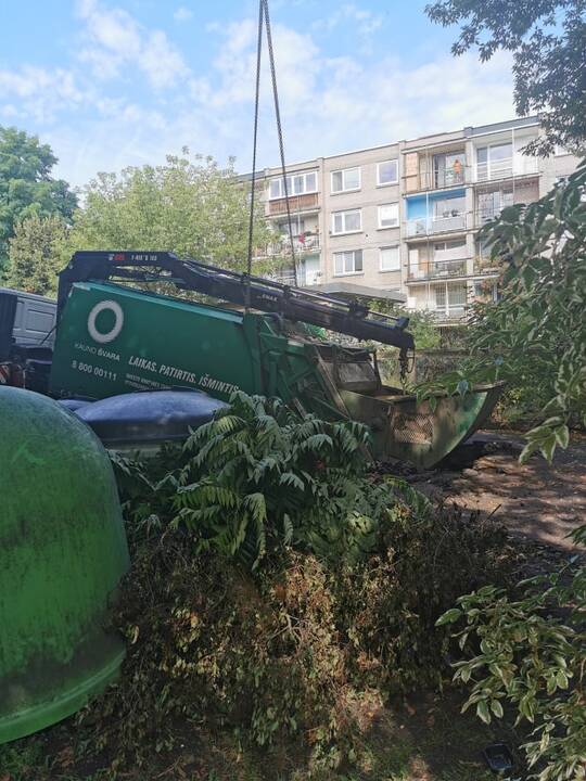 Kauno centre įlūžus asfaltui į duobę įkrito šiukšliavežis