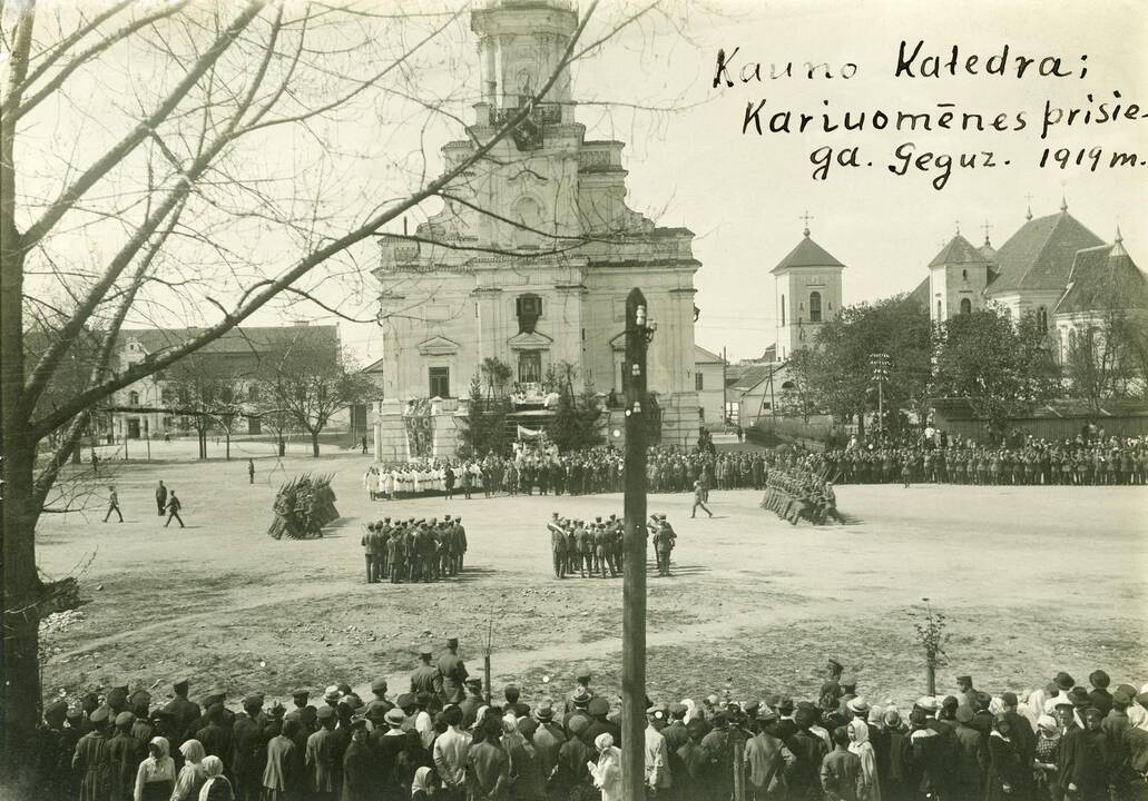 Vokiečių 305 mm mortyrų baterija apšaudo Kauno tvirtovės fortus ir įtvirtinimus. 1915 m. rugpjūčio 15 d. 