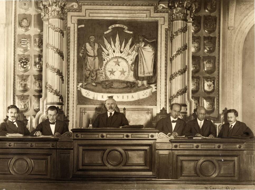 Vokiečių 305 mm mortyrų baterija apšaudo Kauno tvirtovės fortus ir įtvirtinimus. 1915 m. rugpjūčio 15 d. 