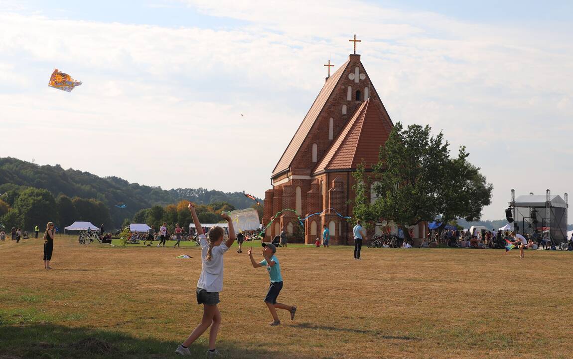 Zapyškio aitvarų festivalis „Tarp dangaus ir žemės“