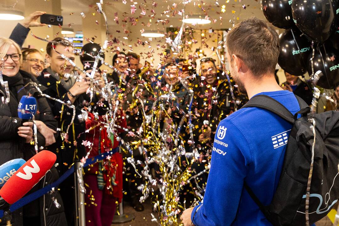 Dakaro ralio dalyvių sutikimas oro uoste