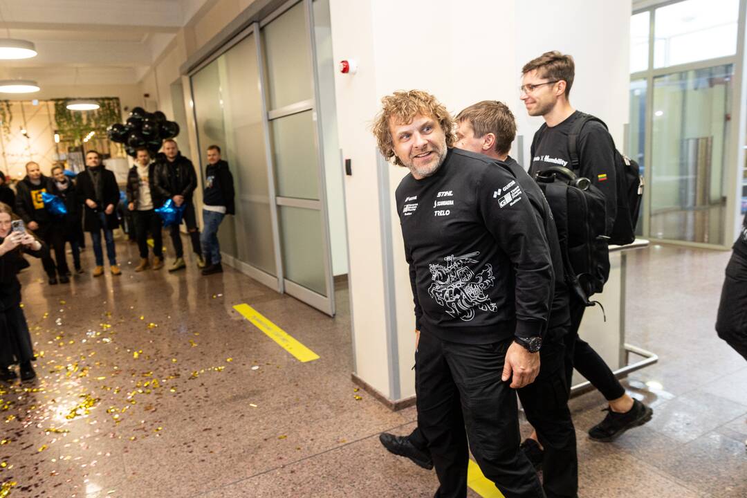Dakaro ralio dalyvių sutikimas oro uoste