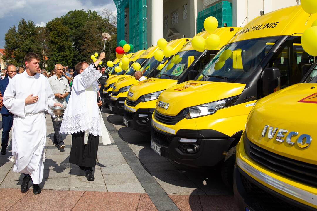 Savivaldybėms perduoti 157 mokykliniai autobusai