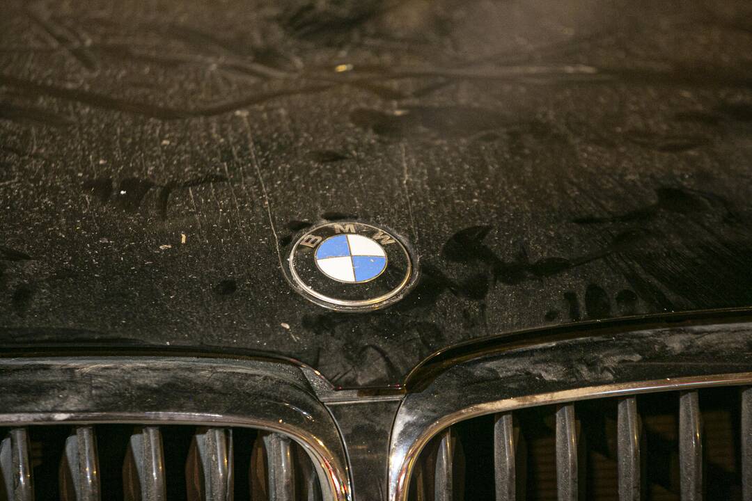 Neblaivus ugniagesys vairavo automobilį