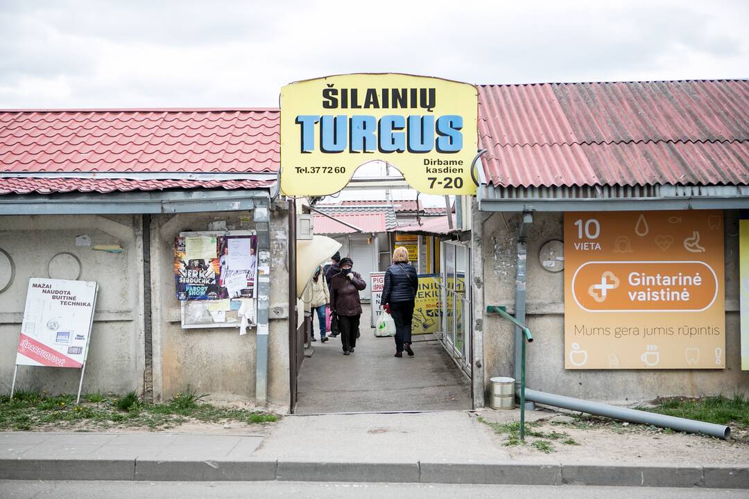 Pasipiktino: Šilainių turgaus prekiautoja skundėsi, kad dėl karantino dirbti negalėjo, tačiau iš jų reikalaujama susimokėti mokesčius.