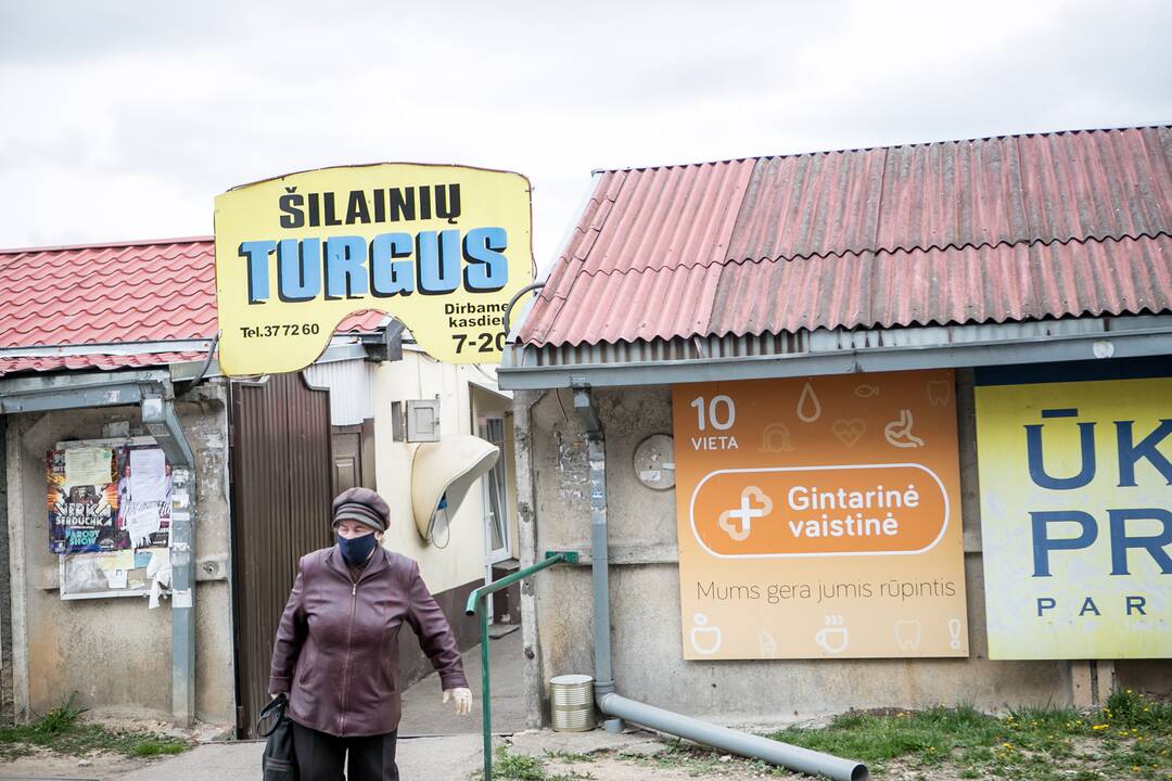 Pasipiktino: Šilainių turgaus prekiautoja skundėsi, kad dėl karantino dirbti negalėjo, tačiau iš jų reikalaujama susimokėti mokesčius.