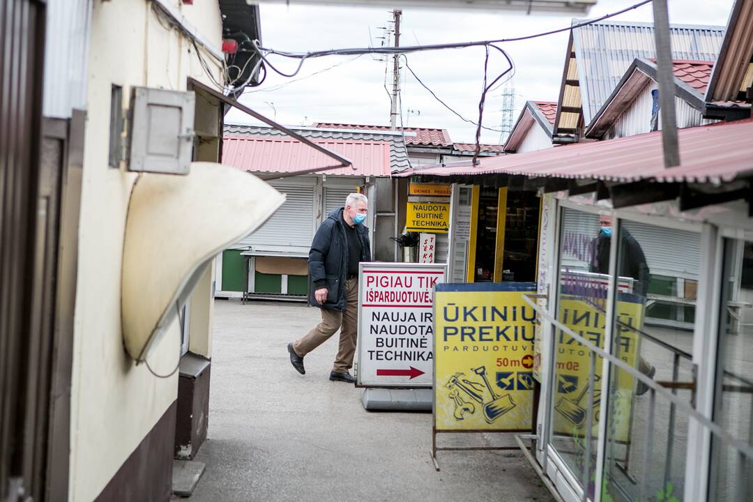 Pasipiktino: Šilainių turgaus prekiautoja skundėsi, kad dėl karantino dirbti negalėjo, tačiau iš jų reikalaujama susimokėti mokesčius.