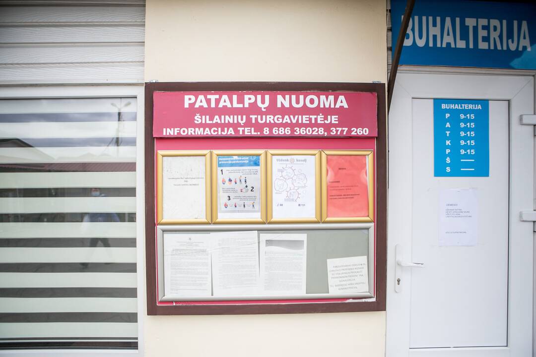 Pasipiktino: Šilainių turgaus prekiautoja skundėsi, kad dėl karantino dirbti negalėjo, tačiau iš jų reikalaujama susimokėti mokesčius.
