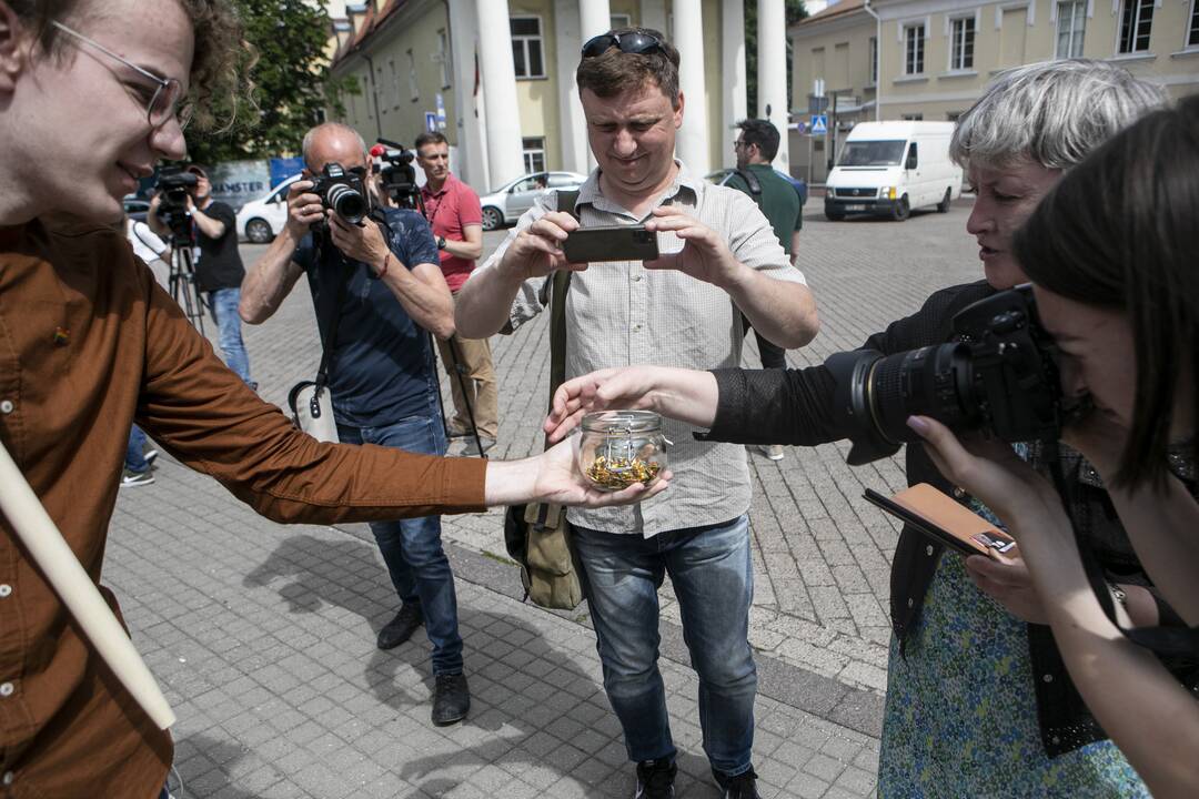 LGBT bendruomenė surengė prezidento padrąsinimo akciją