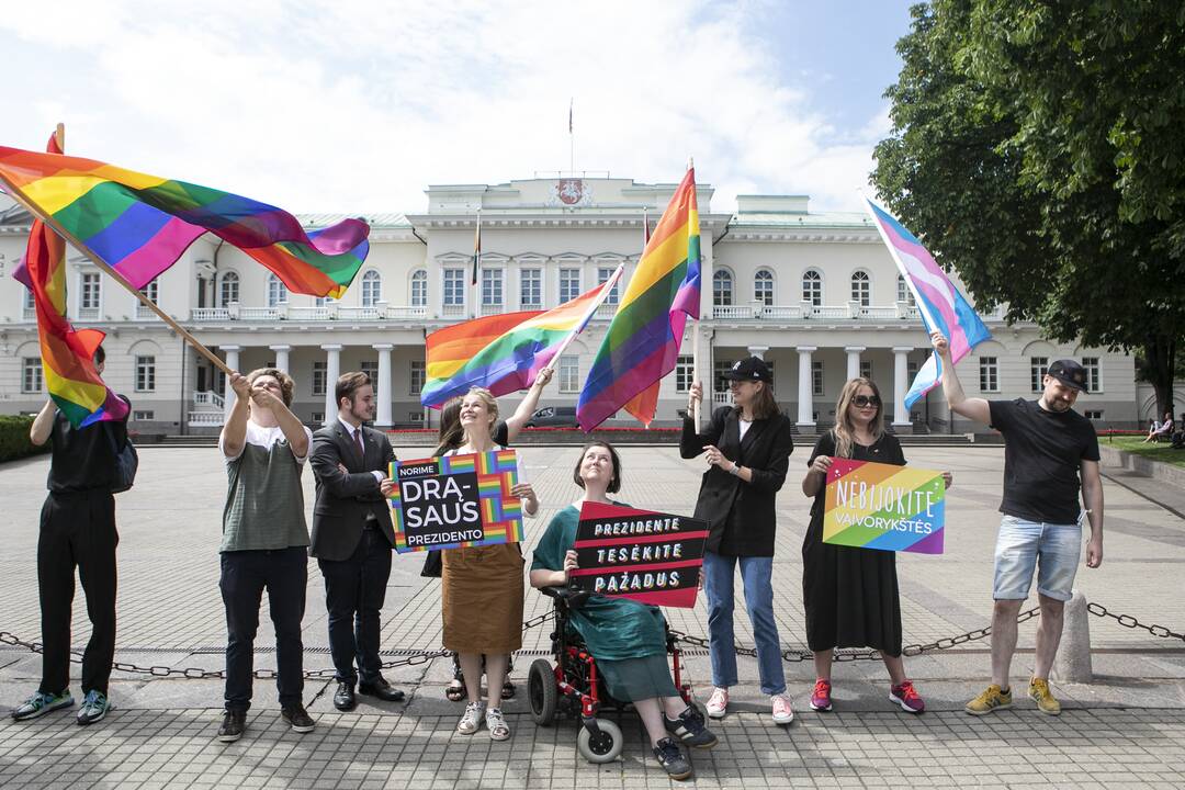 LGBT bendruomenė surengė prezidento padrąsinimo akciją