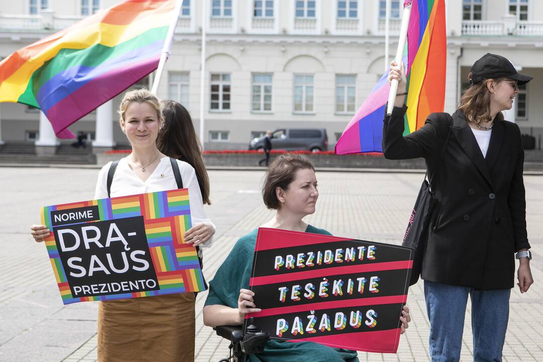 LGBT bendruomenė surengė prezidento padrąsinimo akciją