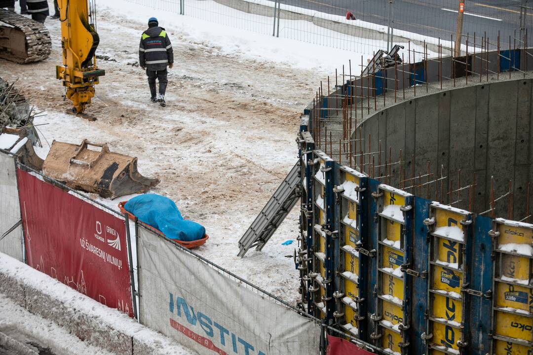 Vilniuje į gilų šulinį statybvietėje įkritęs žmogus žuvo