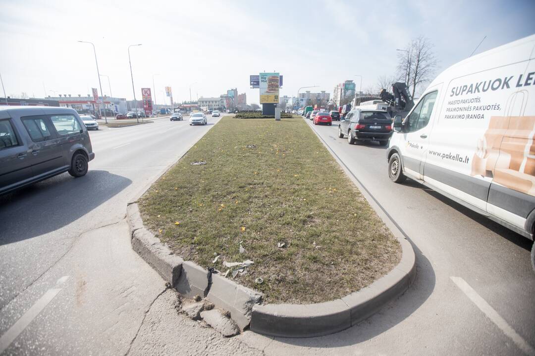 Judrioje Kauno sankryžoje jau džiugina krokai