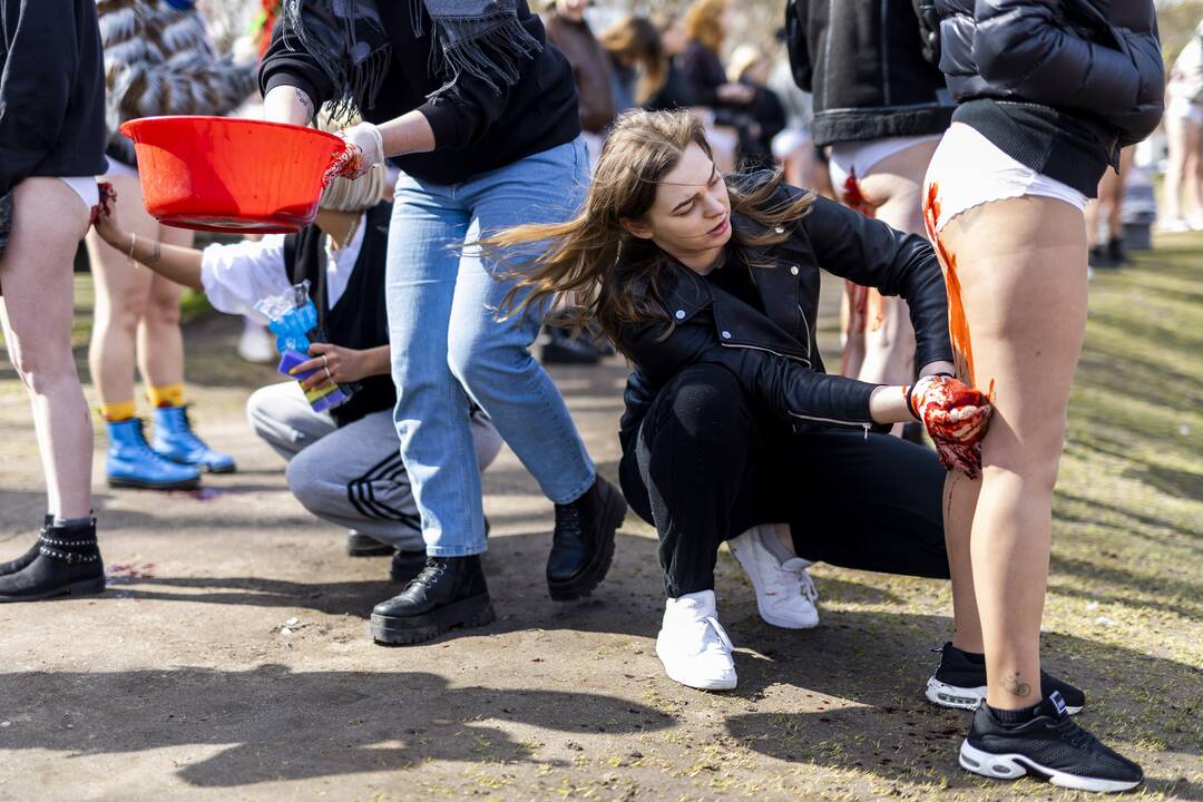 Vilniuje moterys susirinko protestuoti prieš Rusijos karių žiaurumą