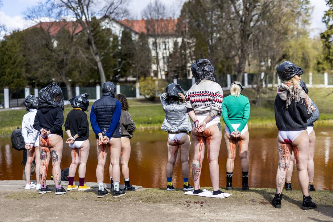 Vilniuje moterys susirinko protestuoti prieš Rusijos karių žiaurumą